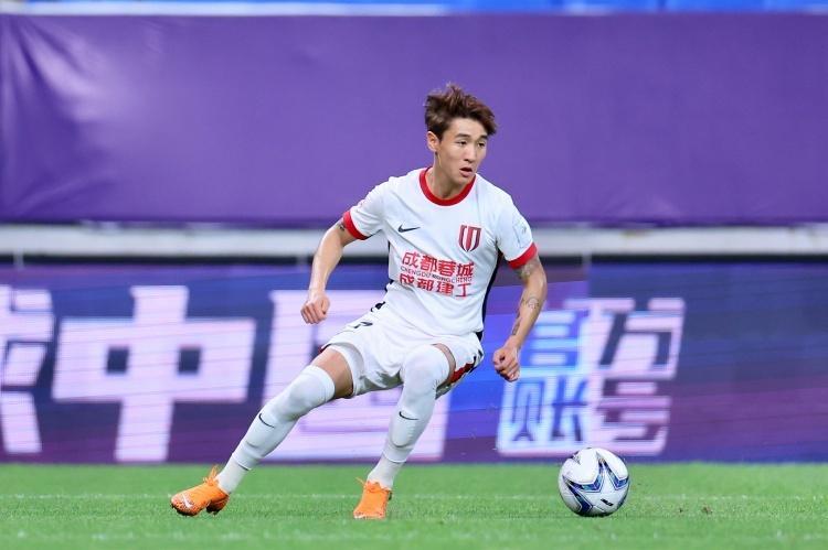 kaiyun-韦世豪3分钟闪击！任意球贴地斩破门，赛季第10球，6年新高