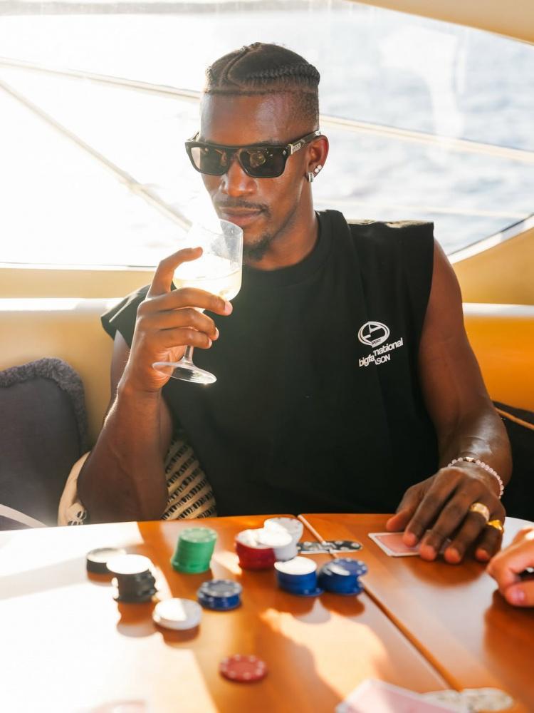 开云APP-巴特勒社媒更新近期动态 一边度假一边训练两不耽误