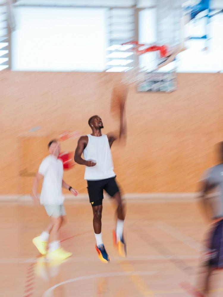 开云APP-巴特勒社媒更新近期动态 一边度假一边训练两不耽误