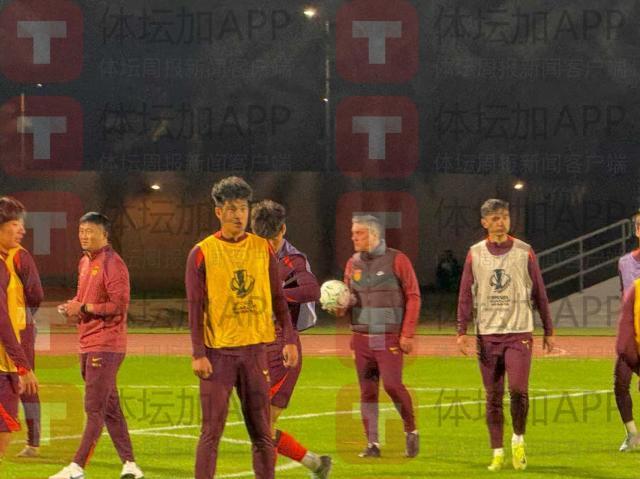 开云体育官网-U23国足训练演练进攻 8人对抗赛王钰栋失点