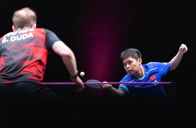WTT多哈冠军赛｜周启豪难挡张本智和，林诗栋梁靖崑为国乒男队保住四强一席|向鹏|雨果·卡尔德拉诺|贝内迪克特·杜达|陈垣宇|杜达_新浪体育_新浪新闻