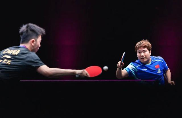 WTT多哈冠军赛｜周启豪难挡张本智和，林诗栋梁靖崑为国乒男队保住四强一席|向鹏|雨果·卡尔德拉诺|贝内迪克特·杜达|陈垣宇|杜达_新浪体育_新浪新闻