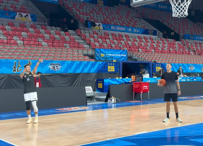 高诗岩真自律！赛前绑护具加练又回力量房，攻守回暖仍是后场核心|谢智杰|比赛|训练|季后赛|全能_新浪体育_新浪新闻