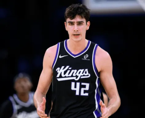 开云体育官网-雷诺首发出战22分钟,5投2中得到4分8篮板5助攻1抢断