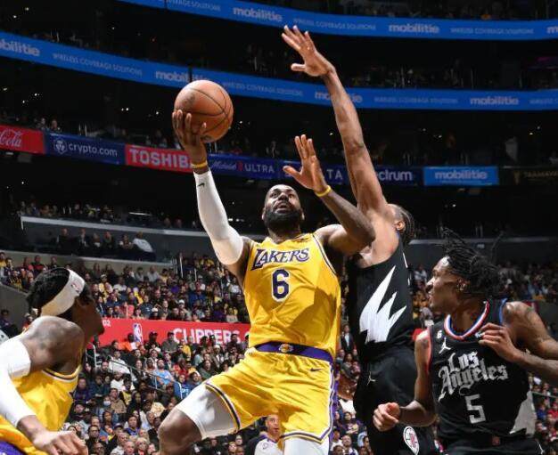 1680773677455062949.jpg 开云APP-湖人输德比非坏事!避开太阳坐七望六 等勇士犯错