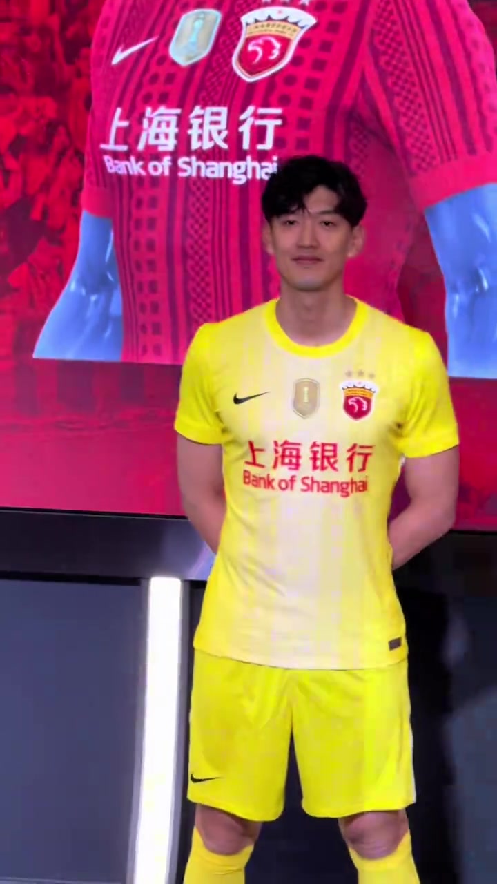 记者晒海港新赛季球衣上身照:红得比较清新一些,挺好看的