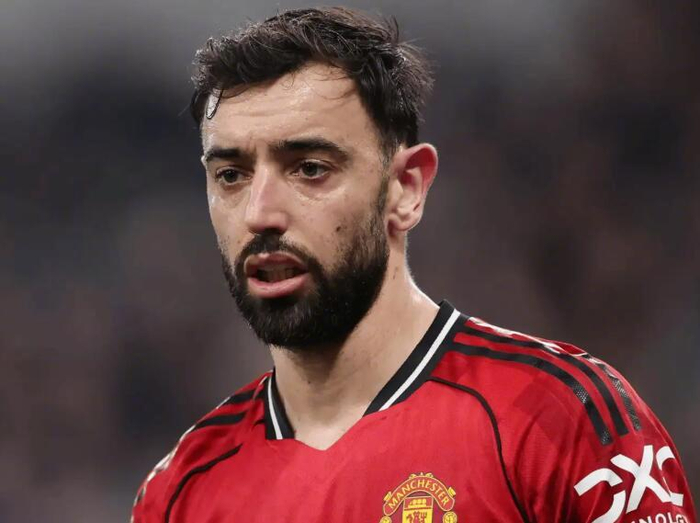 开云体育官网-李-夏普谈B费去留，曼联或出售核心引新援|布鲁诺·费尔南德斯|球员|俱乐部|足球|红魔_新浪体育_新浪新闻