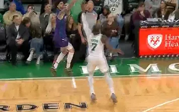 开云官网-还剩4分钟黄蜂领先绿军26分，绿军主力球员被替换下场