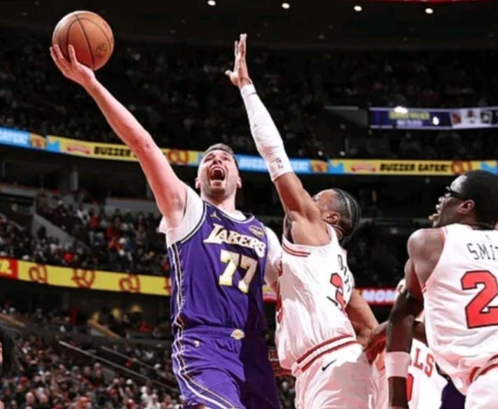 开云APP-东契奇8记三分轰46+11!单节20分迎生涯里程碑,湖人客场拿下公牛