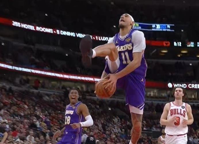 开云APP-东契奇8记三分轰46+11!单节20分迎生涯里程碑,湖人客场拿下公牛