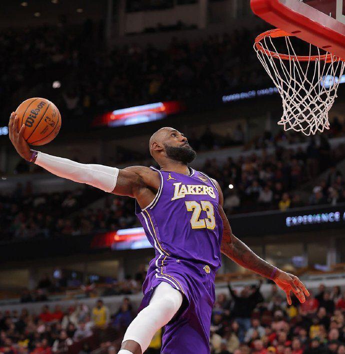 开云APP-东契奇8记三分轰46+11!单节20分迎生涯里程碑,湖人客场拿下公牛