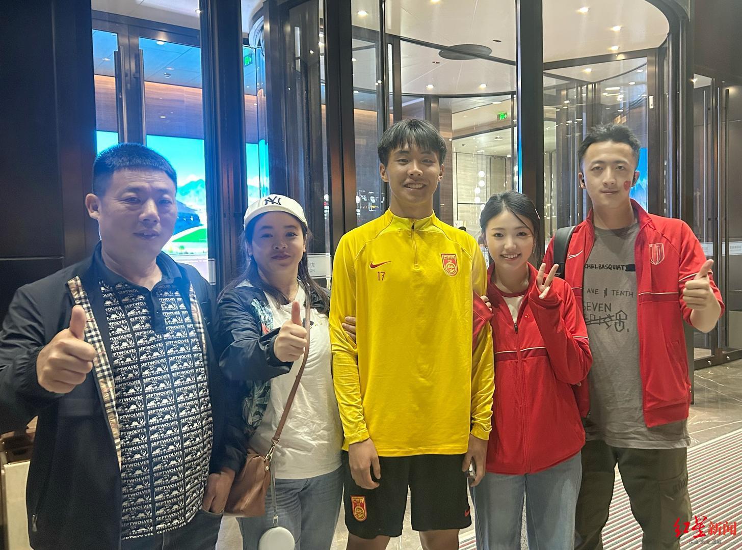 kaiyun-中国职业足球纪录，蓉城小将帅惟浩荣膺中国金童奖！姐姐透露：为领奖专门购置西装