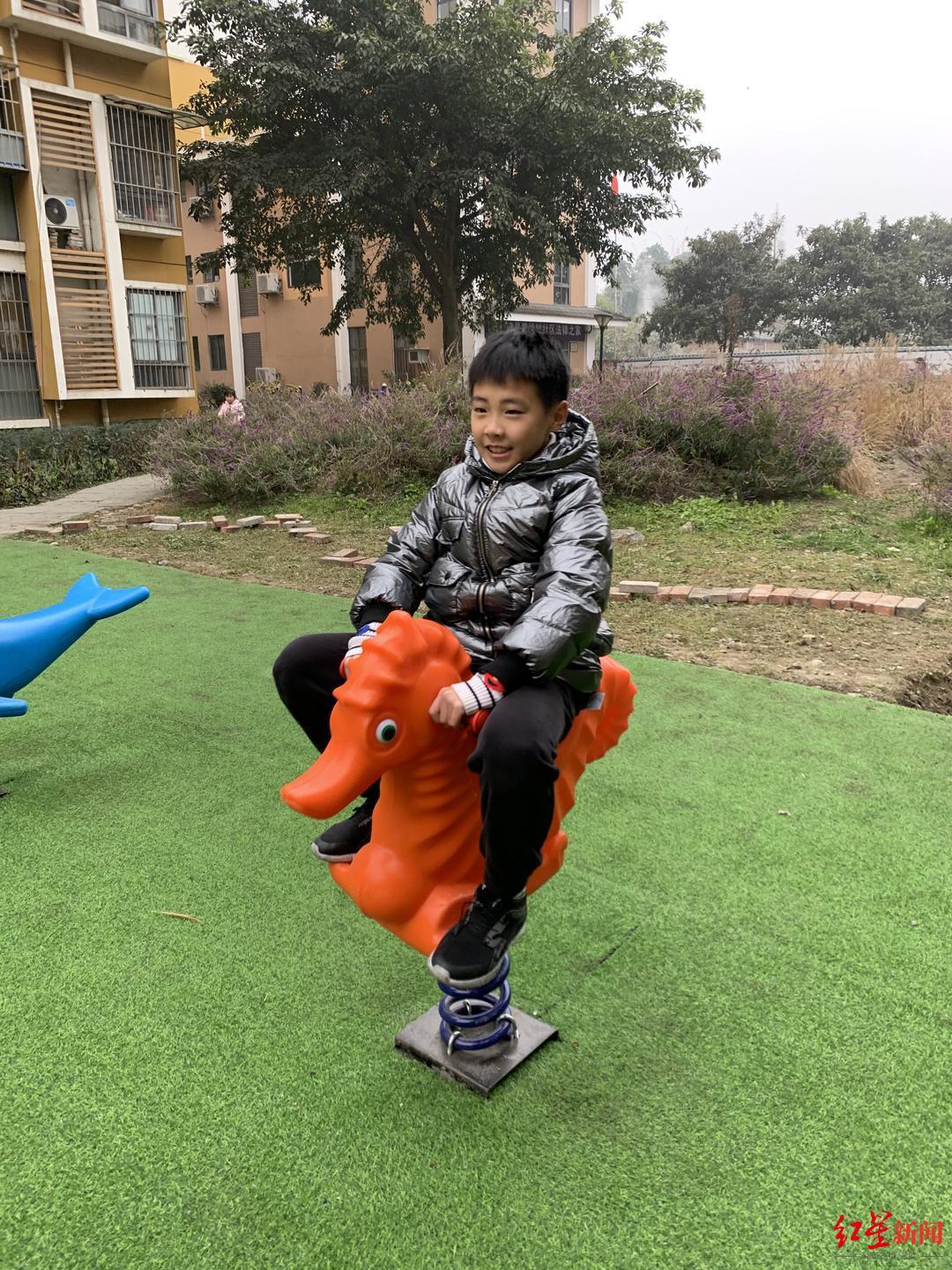 kaiyun-中国职业足球纪录，蓉城小将帅惟浩荣膺中国金童奖！姐姐透露：为领奖专门购置西装