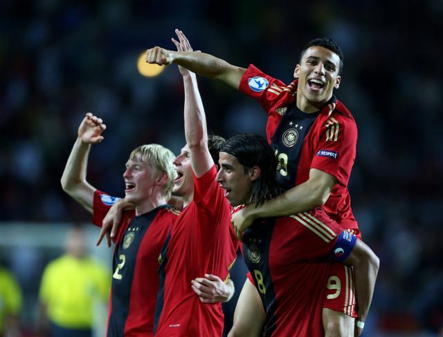 开云体育官网-赫迪拉挂靴：再见，大满贯领袖与被误解的模范8号！