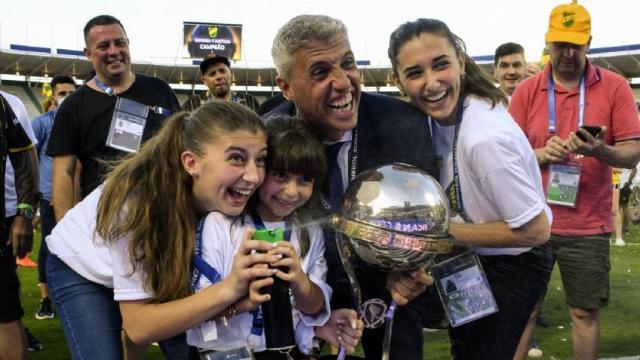 开云体育下载-率队捧南美杯 克雷斯波拿到执教生涯首个冠军！